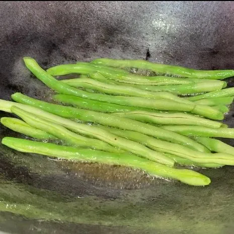 Goreng buncis terlebih dahulu.