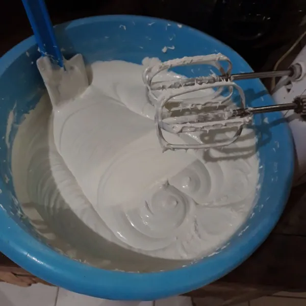 Tambahkan SP, mixer kembali selama 6 menit hingga mengental.