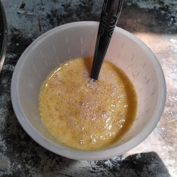 Larutkan gula dan ragi dalam air hangat, diamkan sekitar 15 menit sampai berbusa, lalu tambahkan mentega aduk rata.