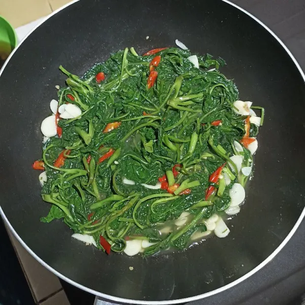 Masak kangkung dengan api besar sebentar saja. Koreksi rasa dan angkat.