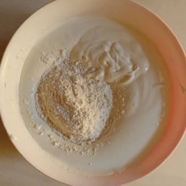 Kemudian tuang tepungnya, mixer kembali merata.