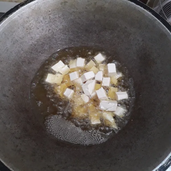 Potong dadu tahu lalu goreng sampai berkulit.