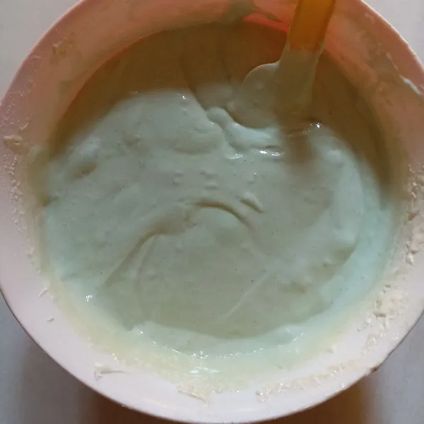 Tambahkan pasta pandan, aduk balik dengan menggunakan spatula.
