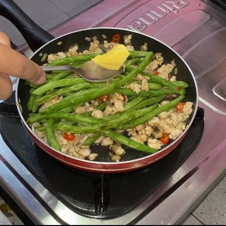 Masukkan buncis dan tambahkan butter.