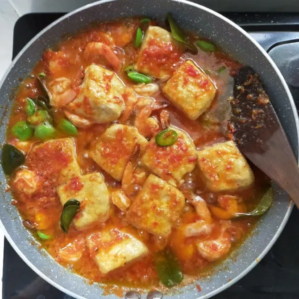Masak hingga bumbu meresap, lalu tes rasa kemudian matikan api.