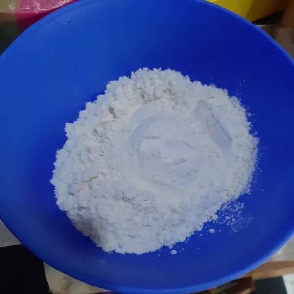 Campur tepung, keju bubuk, susu bubuk, vanili bubuk dan garam.