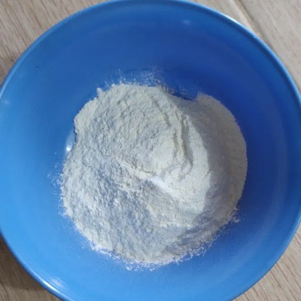 Campur tepung ketan dan tepung beras.