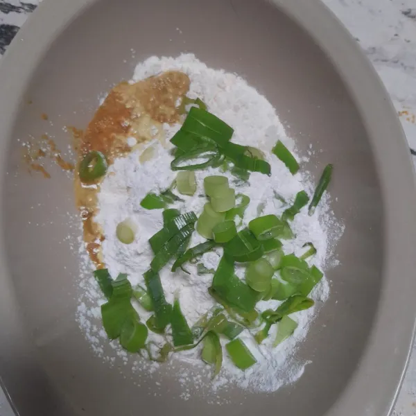 Tambahkan bumbu halus daun bawang garam dan kaldu bubuk.