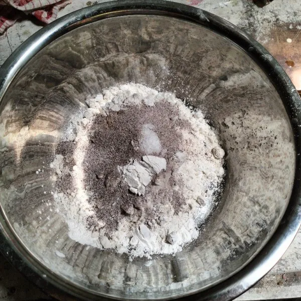Siapkan bahan kering seperti tepung terigu, tepung maizena, garam, kopi gula aren instan dan baking soda.