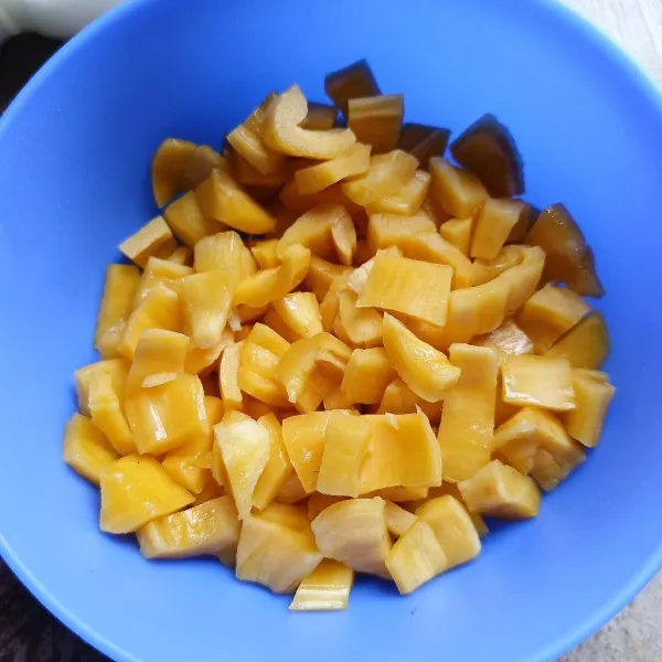 Potong-potong kotak kecil buah nangka.