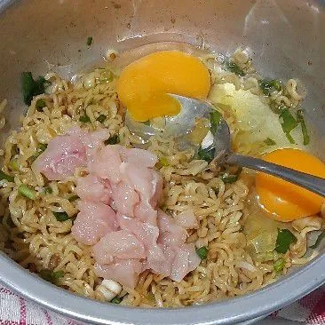 Tambahkan telur, kaldu bubuk dan lada.