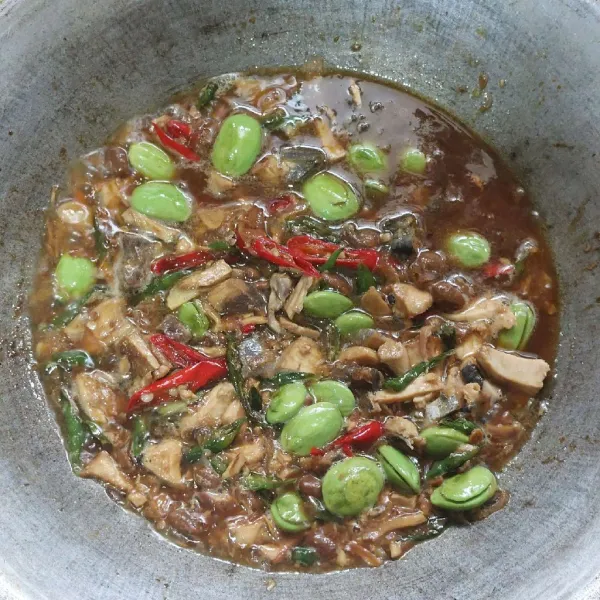 Tambahkan air, masak hingga mendidih.