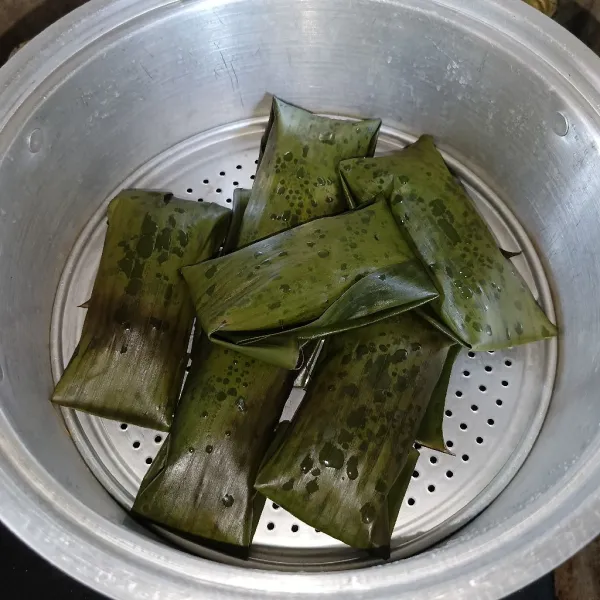 Kemudian kukus sekitar 25 menit atau sampai matang, angkat dan sajikan.