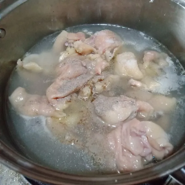 Didihkan air lalu masukkan kulit ayam, tambahkan lada dan garam masak sebentar 2-3 menit.