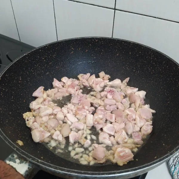Masukkan ayam cincang, masak hingga ayam setengah matang.