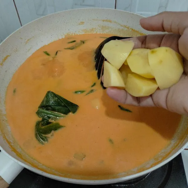 Tambahkan kentang masak hingga setengah matang.