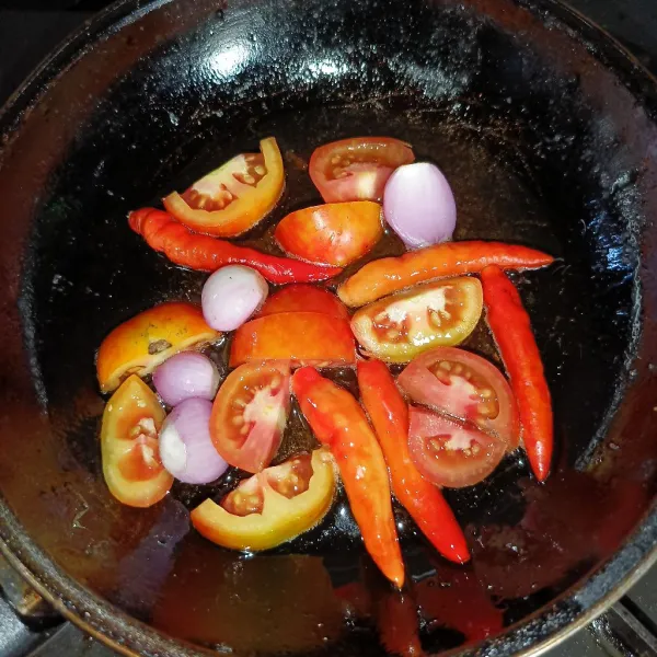 Tumis tomat, cabai dan bawang merah sampai layu.