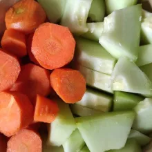 Cuci dan potong-potong melon dan wortel.