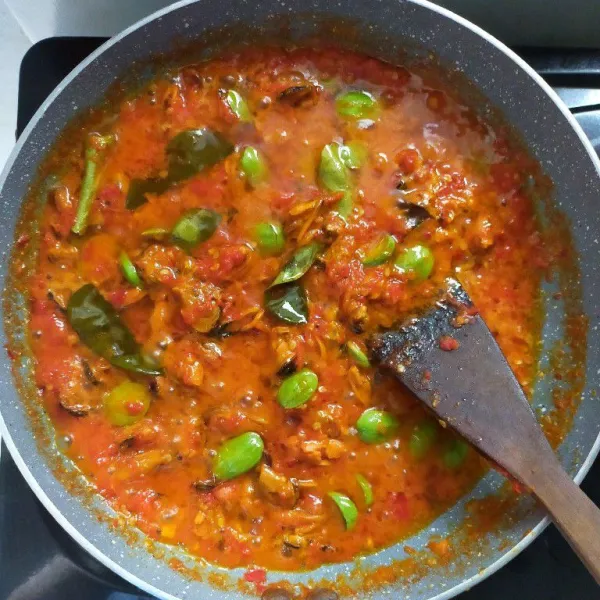 Aduk rata dan masak hingga kerang matang dan bumbu meresap.