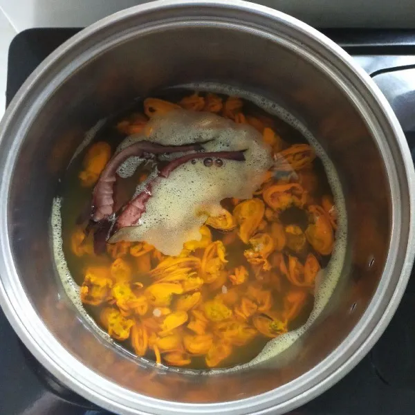 Siapkan panci, kemudian didihkan air, lalu masukkan kerang yang sudah di cuci bersih tadi, beri daun salam dan sedikit jahe yang sudah di geprek,masak hingga mendidih lalu angkat dan tiriskan.