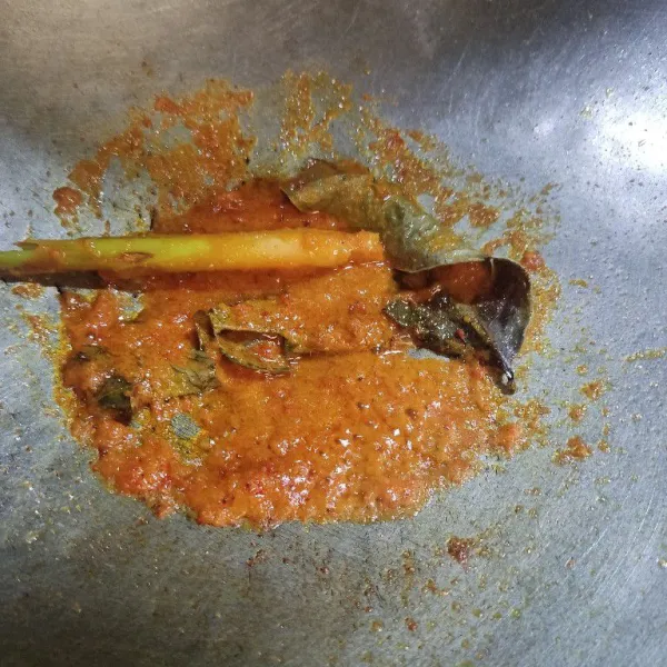 Panaskan minyak lalu tumis bumbu halus, sereh, lengkuas, dan daun salam hingga bumbu matang.