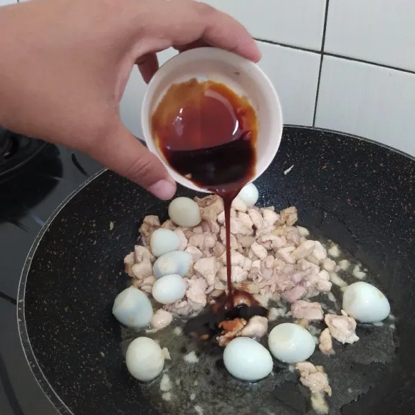 Masukkan telur puyuh, tambahkan saus tiram, kecap asin dan kecap manis.