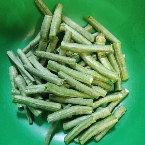 Potong-potong kacang panjang, cuci bersih, sisihkan dulu.