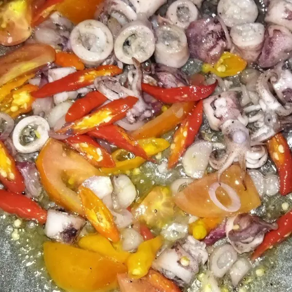 Campurkan cabe merah keriting, cabe rawit, bawang merah dan tomat yang ditumis dengan cumi asin.