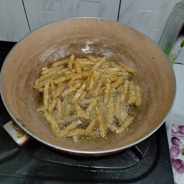 Goreng tempe hingga garing.