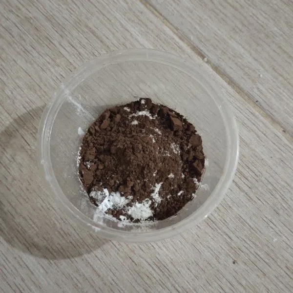 Campurkan tepung terigu, maizena dan coklat bubuk