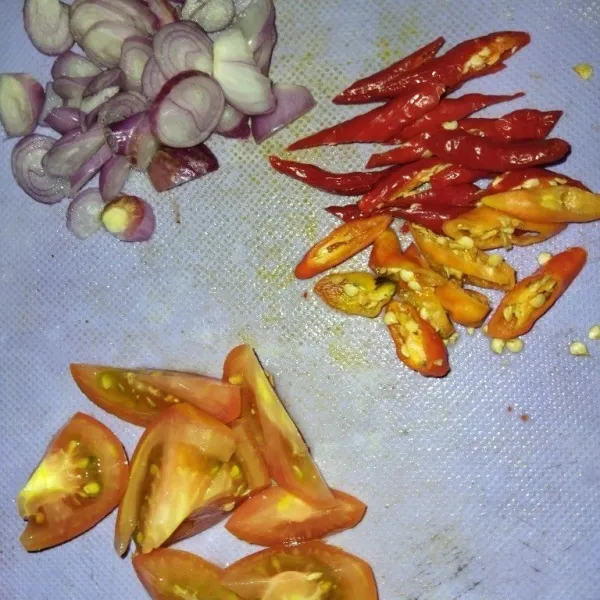 Potong-potong cabe merah keriting, cabe rawit, bawang merah dan tomat.
