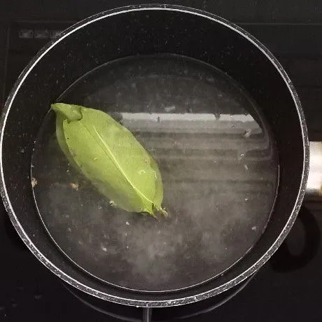 Masukkan air ke dalam panci lalu tambahkan daun salam dan bumbu yang sudah dihaluskan. Aduk hingga rata.