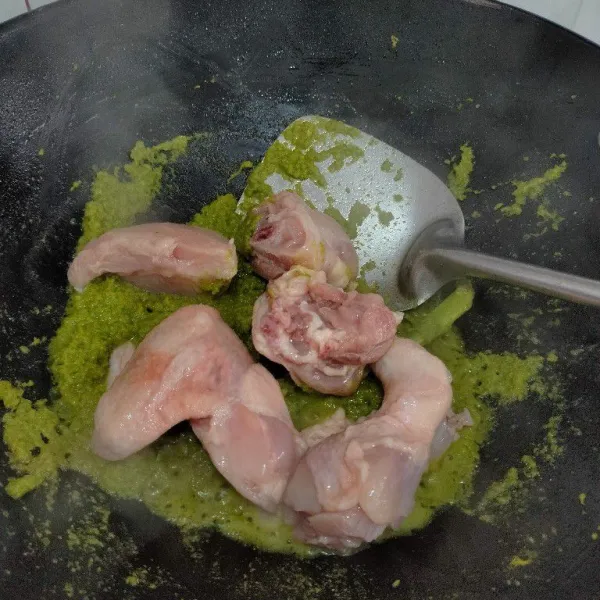 Masukan ayam masak hingga berubah warna.