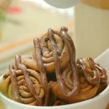 Menyajikan Chocolate Spring Roll, taburkan gula halus dan tambahkan ...