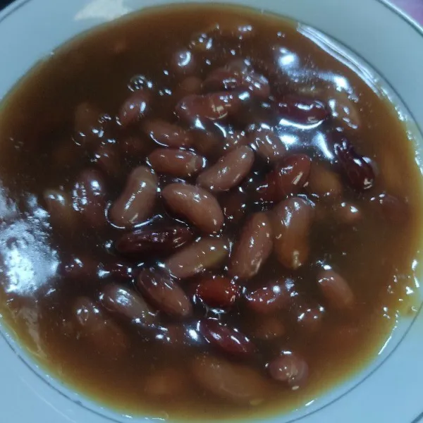 Tuang bubur kacang merah ke dalam mangkuk saji.