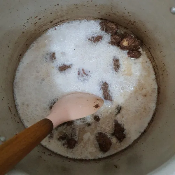 Masukkan santan, garam, kaldu jamur, gula merah & kecap. Masak sampai daging empuk & bumbu meresap.