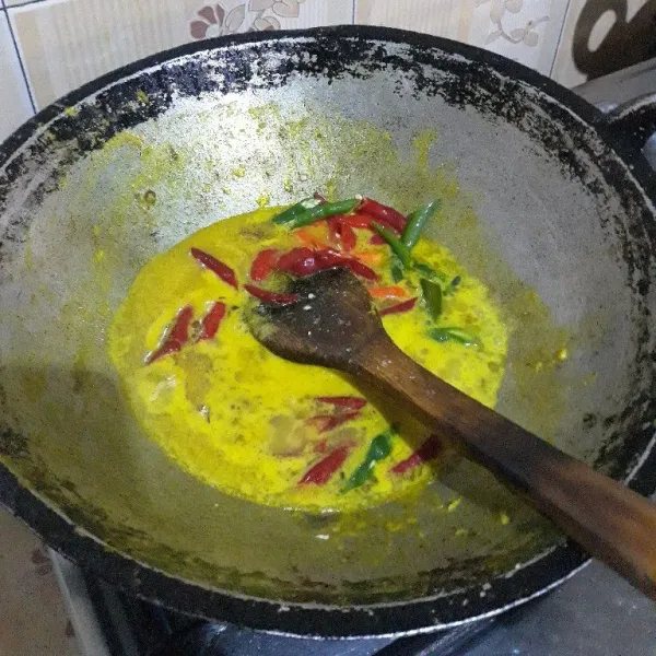 Tambahkan air, garam, kaldu bubuk, gula pasir, lada bubuk, cabe rawit, cabe keriting merah dan hijau. Aduk rata dan koreksi rasa.