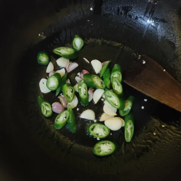 Masukkan cabe hijau, masak hingga layu.