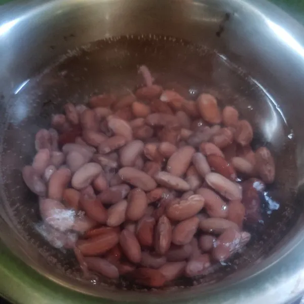 Cuci bersih kacang merah, rebus hingga empuk. (Saya pake metode 5,30,7).