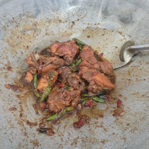 Masak hingga kuah mengental dan siap disajikan.