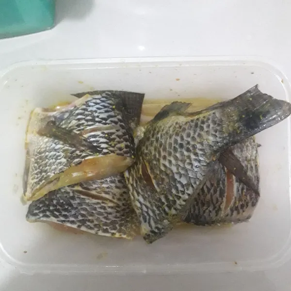 Cuci bersih ikan nila lalu marinasi dengan perasan jeruk nipis dan kaldu ayam bubuk. Diamkan minimal 15 menit.