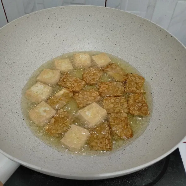 Goreng tempe dan tahu hingga berkulit.