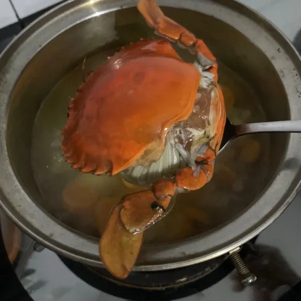 Rebus kepiting pada panci lain lalu bersihkan dan masukkan ke panci sayur.