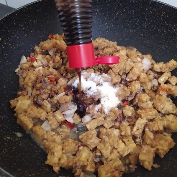 Tambahkan kecap manis dan saus tiram.