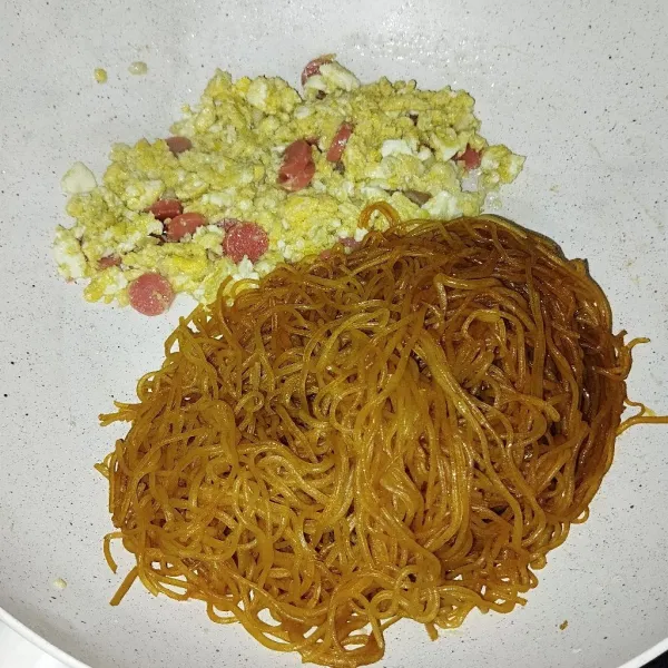 Tambahkan bihun.