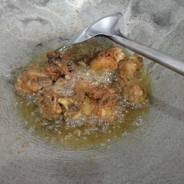 Goreng ayam hingga berkulit.