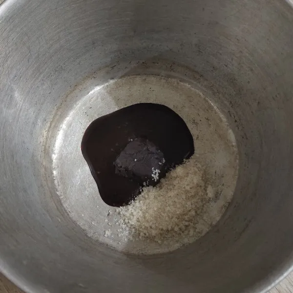 Masukkan coklat blok, krimer coklat dan gula pasir ke panci
