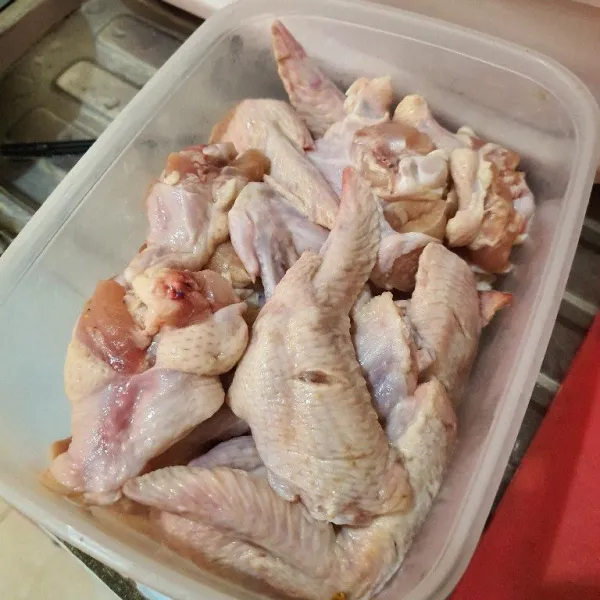 Campur ayam dengan jeruk nipis & garam. Diamkan 15 menit, bilas bersih.