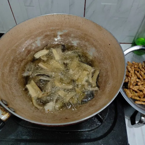 Lalu goreng ikan siam hingga kriuk.