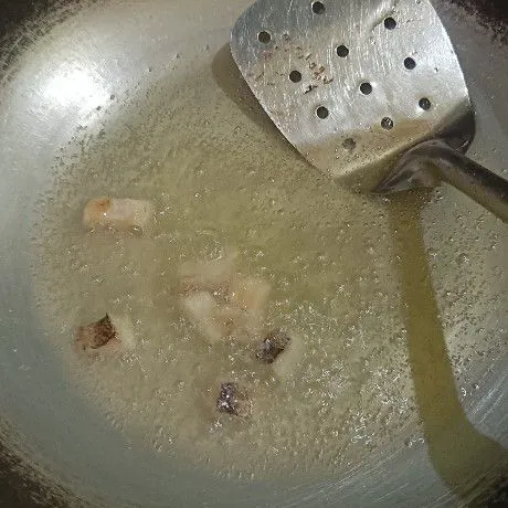 Rendam ikan asin dengan air panas, lalu potong potong dan goreng setengah kering, angkat.